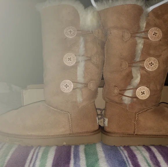 Uggs - Picture 1 of 5